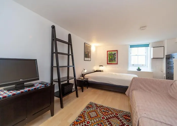 Charming 1 Bedroom Apartment In Old School House
